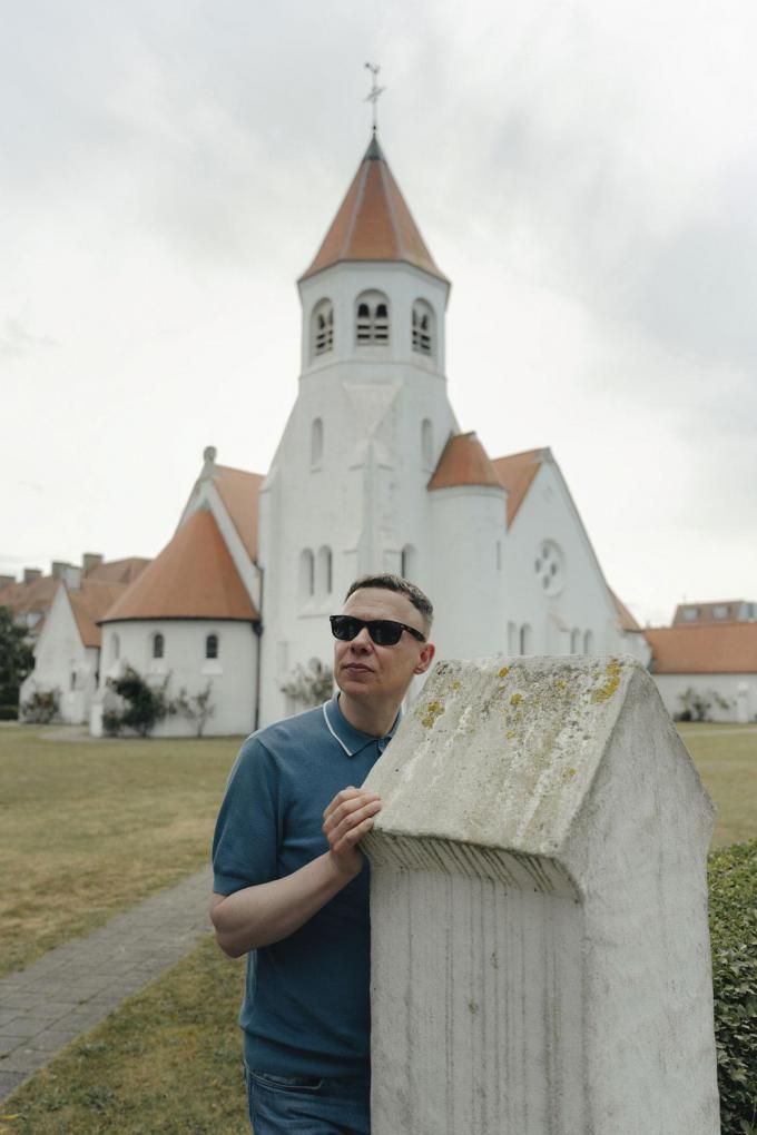 Op de achtergrond: de Dominicanenkerk in Het Zoute, waar hij als kind graag naar de openluchtmis ging met zijn grootvader.