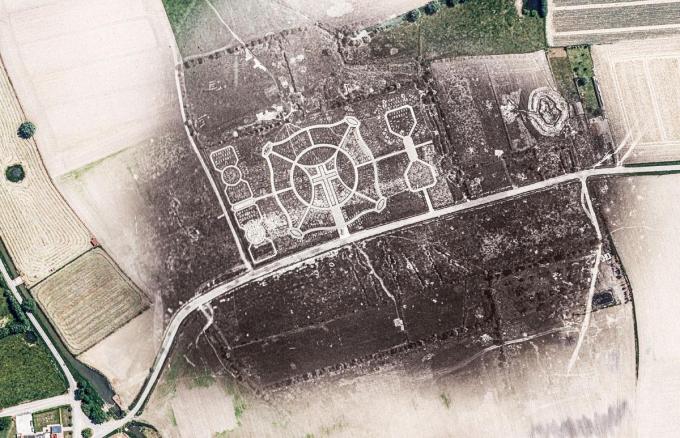 Luchtfoto van het verdwenen Duitse Ehrenfriedhof XII Weidendrift geprojecteerd op het huidige landschap.