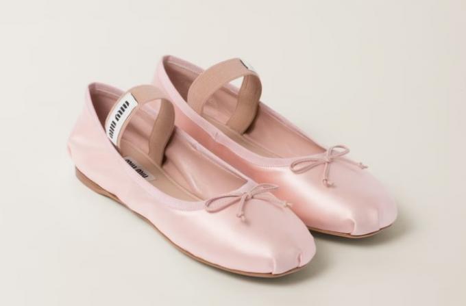 roze satijnen ballerina's