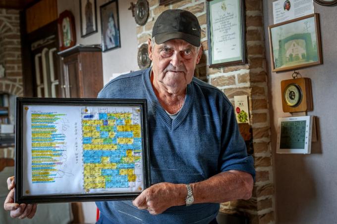 In zijn woonkamer houdt Geri op zijn eigen unieke manier het weer bij. “De geel gearceerde dagen hadden goed weer, de blauwe waren slecht.”