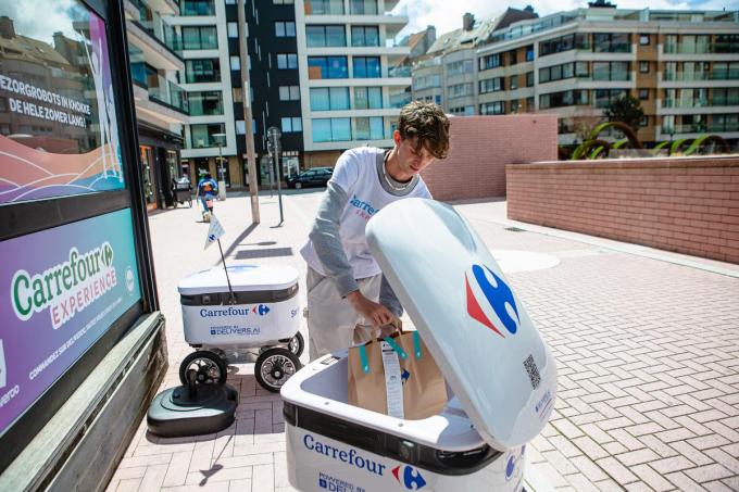 Een jobstudent maakt onze bestelling klaar.