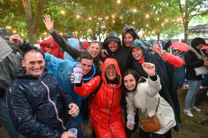 Melissa Knop, Glenn Vandevijver, Brecht van Hollebeke, Kathy van Hulleghem, Jaak Vandevelde en Joke Dewaele op Nostalgie Beach Festival.