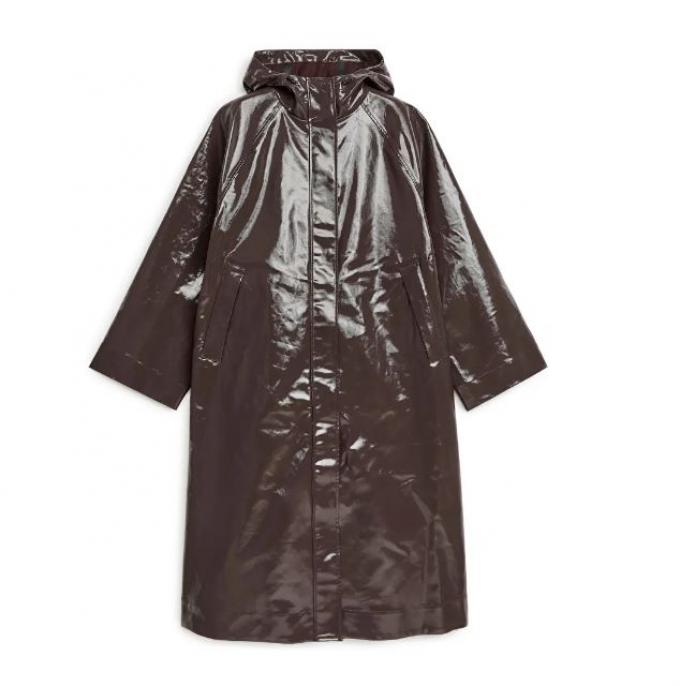 Lange jas in chocoladebruin met glanzende coating