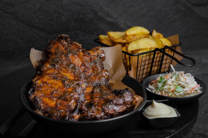 De corebusiness van Kingribs zijn slow cooked spareribs.