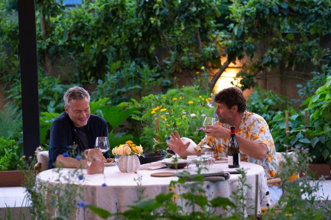 Wim Lybaert nodigt vier weken lang thuis in zijn moestuin een gast -hier met Gilles De Coster - uit om samen lekker te eten en te drinken.