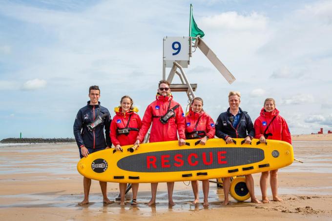 De redders op de Oostendse stranden zijn klaar om zonnekloppers bij te staan. V.l.n.r. Jelle Soenens, Lies Claeys, Ruben Strobbe, Ella Vanwalleghem, Levy Meyer en, Pauline Van Hoecke.