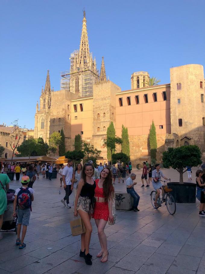 De twee vriendinnen in Barcelona.