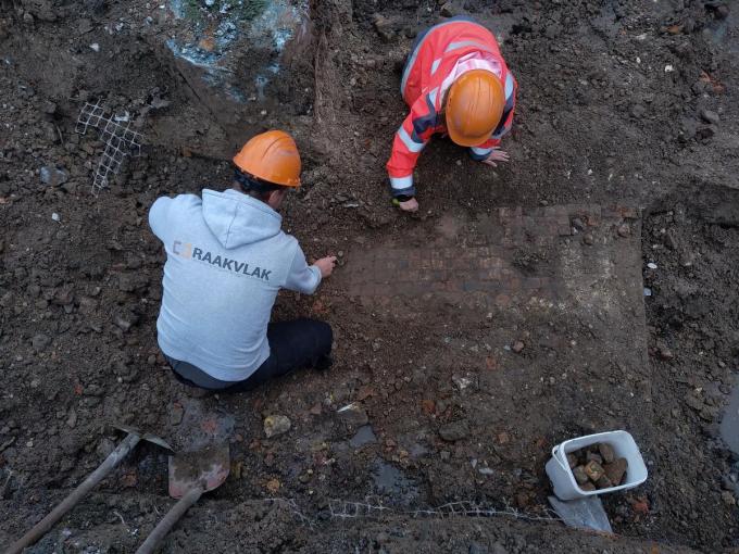 Archeologen hebben nabij de Garenmarkt een middeleeuwse vloer ontdekt.