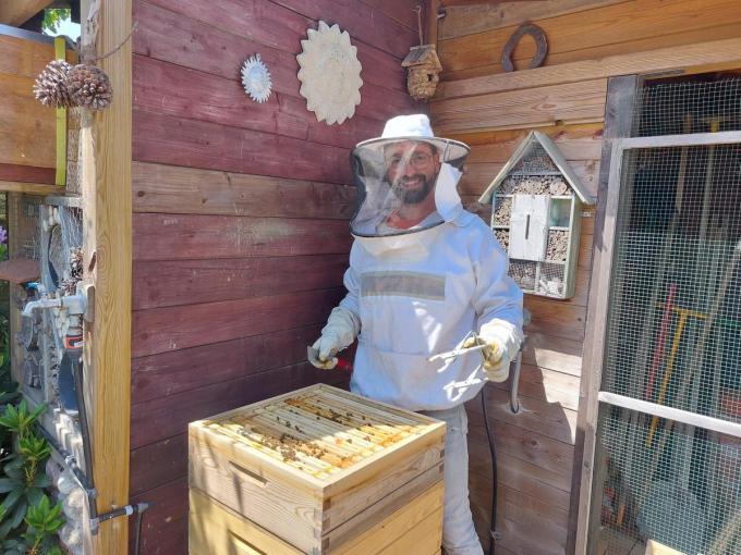Kenny en zijn vriendin Lien houden al vijf jaar bijen bij hen thuis in Zande