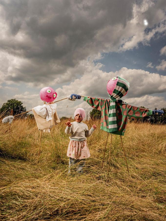 Giulia: wijde jeansbroek, roze rok met fijn motief, lichtblauw en roze gestreepte trui en muts van zachte wol, alles Filou & Friends. Cedric de Vogelverschrikker: teddy vest, Maan. Wanten van ijsblauwe teddy en handtas in de vorm van een strik, Caroline Bosmans. Antoine de Vogelverschrikker: blauwe babywanten, Bobo Choses. Groene sweater met roze bollen, Jelly Mellow. Gestreepte wollen sjaal, Maan.