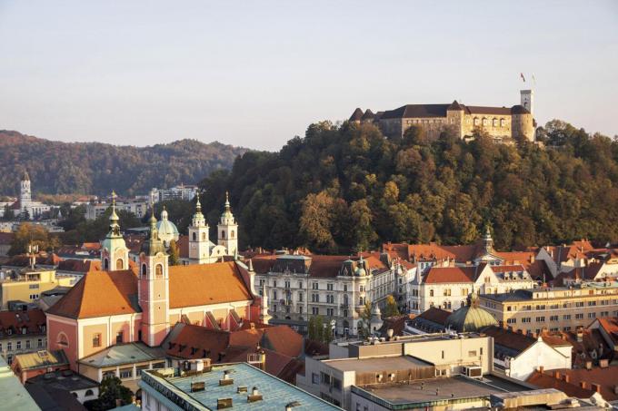 Uitzicht op de historische binnenstad en het middeleeuwse kasteel van Ljubljana.