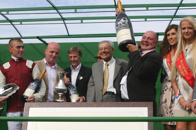 Guido Verkindere won de Grote Steeple Chase van Vlaanderen in 2007 met Kan Nejd. Rechts herkennen we ook Annelien Coorevits.