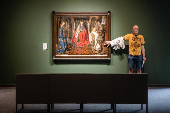 Klimaatactivist Wouter Mouton kleefde zich vast aan hét topwerk van Jan van Eyck in het Groeningemuseum.