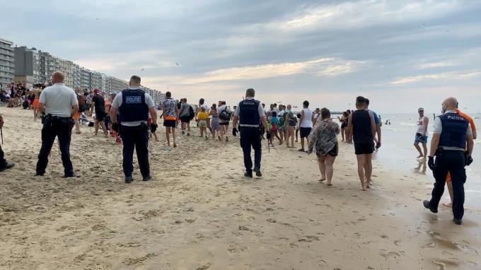 Toeristen vielen die dag de politie aan op het strand van Blankenberge.