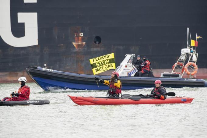 Vijf rubberboten van Greenpeace drongen, met toestemming van de exploitant en onder toeziend oog van de politie, het terrein van Fluxys binnen.