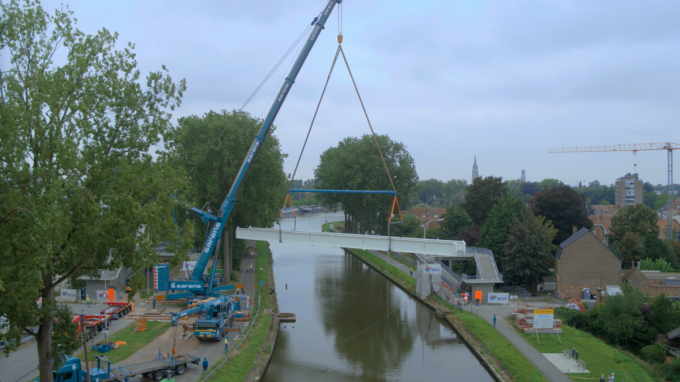 De herstelde brug werd met een hoge kraan weer op zijn plaats gezet.