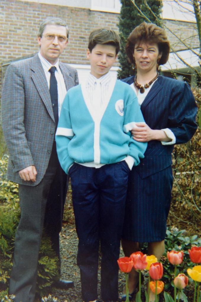 De communiefoto van de jonge Filip Kowlier, geflankeerd door zijn ouders José Cauwelier en de vorig jaar overleden Rita Vervaecke.