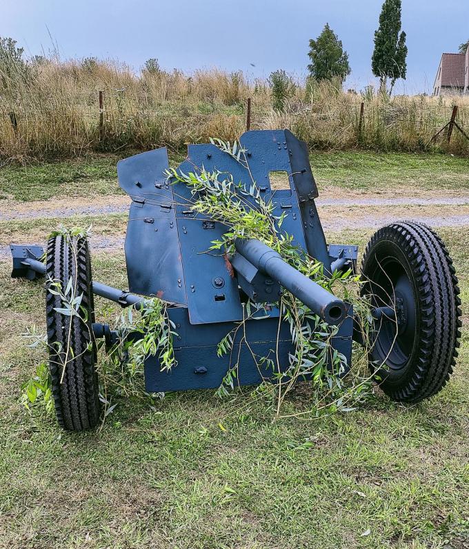 “Een Duits PAK 35/36 3.7cm anti tank kanon. Grotendeels gekocht als wrak afkomstig uit de slag om Koerland uit 1944. Gedeeltelijk origineel, met zelfbouw weer presenteerbaar na een jaar restauratie.”