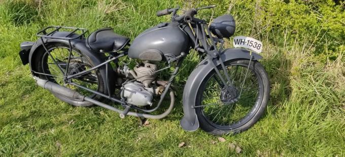 “Een Peugeot 125 cc motor model 36 van 1937 van het Franse leger. In beslag genomen door de Duitse Wehrmacht in 1940. Was in vrij goede staat, maar niet rijklaar. Nu is hij volledig origineel en rijklaar.”