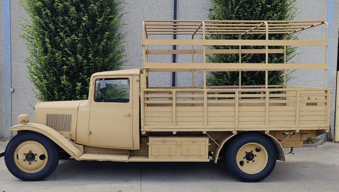 “Een Citroën U23-vrachtwagen van het Franse leger uit 1939. In beslag genomen door de Duitsers in 1940, gebruikt in Rusland en nadien voort ingezet op het West-Europese strijdtoneel. Na de oorlog gebruikt door een Franse wijnboer die er andere deuren heeft ingezet en nadien via een Nederlandse garagist door mij opgekocht en anderhalf jaar later door mij gerestaureerd.”