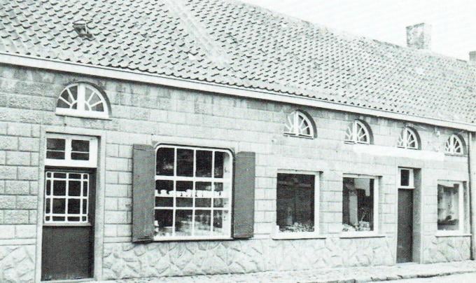 In 1928 startte Henri Jonckheere, grootvader van Dirk en Jan, met een winkel en velomakerij. In het pand was ook café De Halve Maan gevestigd, een lokaal van de duivenbond en voetbalclub FC Flandria.