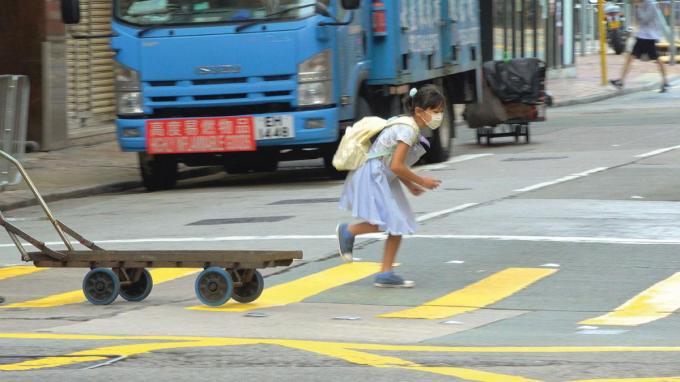 Children’s Game #23: Step on a Crack. Hongkong, 2020. 5’.