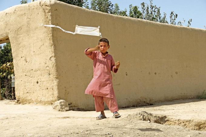 Children’s Game #10: Papalote. Balkh, Afghanistan, 2011. 4’13”.