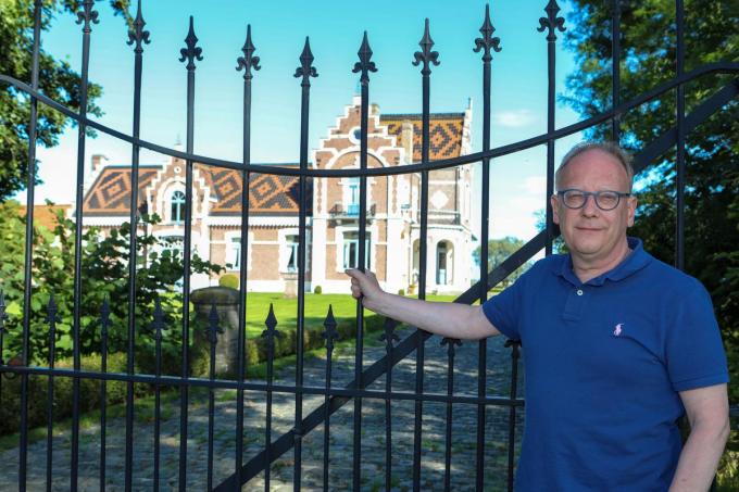 Cultuurraadvoorzitter Filip Debaillie bij het kasteel Bon Vouloir in Moere.