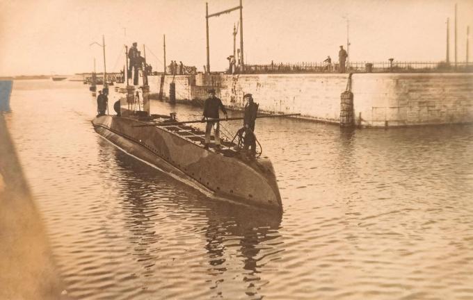 De UC-14 en enkele bemanningsleden in de haven van Zeebrugge.