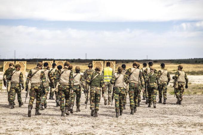 De rekruten krijgen een fysieke training, lessen over tactiek en leren een vuurwapen gebruiken.