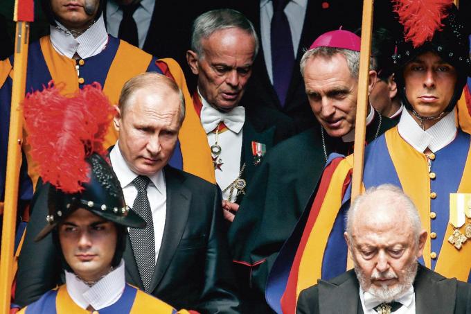 Franciscus noemde Vladimir Poetin ‘een man van cultuur’ met wie hij een gesprek ‘op hoog niveau’ kan voeren.