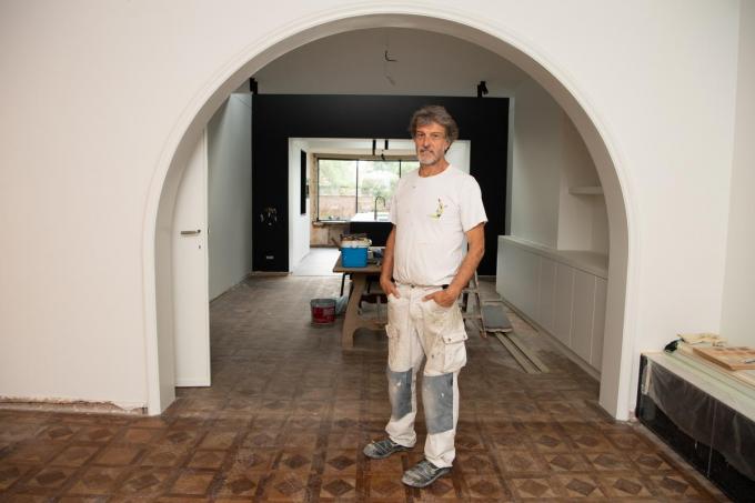 Jan Mistiaen werkte de benedenverdieping helemaal open zodat er meer lichtinval is. De vroegere ‘rookkamer’ wordt nu een zitruimte, daarachter een gloednieuwe keuken die uitkijkt op de tuin. De originele parketvloer wordt nog opgeschuurd en zo in originele staat gebracht.