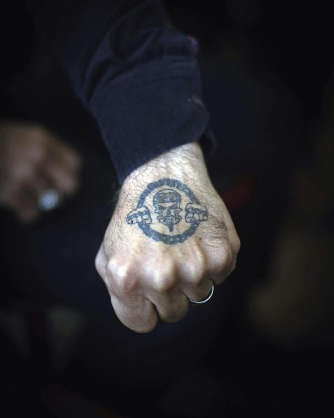 Le tabou du tatoo Le symbole du crâne représente l’unicité du groupe, car il ne révèle «ni différence ni ethnicité». Le tatouage est, lui, une prise de position forte, car il est encore mal perçu par les religieux et les conservateurs.