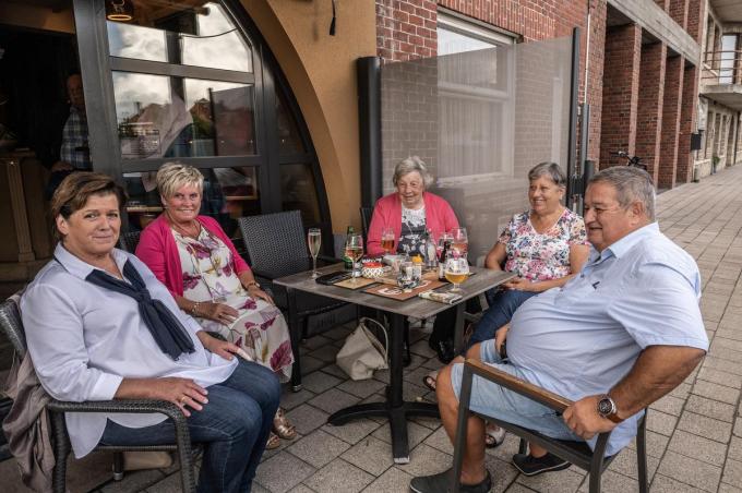 Carine Lein (links vooraan) houdt van een gezellig babbel met haar klanten. En als het niet al te druk is schuift ze wel eens mee aan tafel.