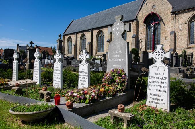 Het graf van Verschaeve op het kerkhof van Alveringem.