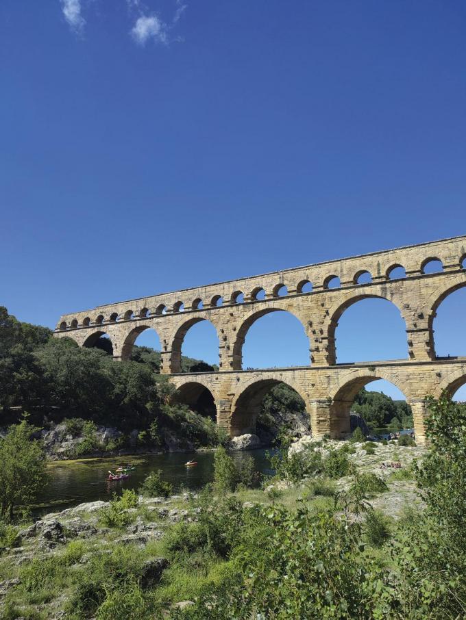 Le Pont du Gard Il y a près de deux mille ans, les Romains ont construit cet impressionnant aqueduc