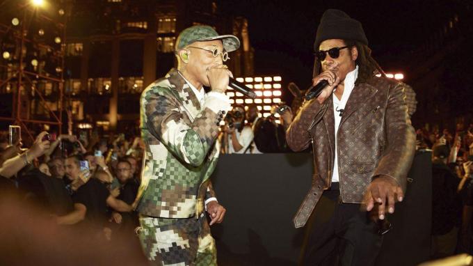 na de show trad Jay-Z op, met een featuring-spot voor Pharrell, die voor de gelegenheid een pak in ‘Damoflage’ droeg.