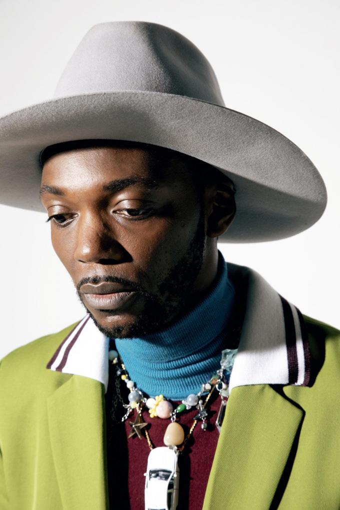 Pull à col roulé en laine bordeaux et turquoise, blazer en laine verte et collier avec voiture, Botter. Chaîne, Echo Shawna. Chapeau en feutre gris personnel.