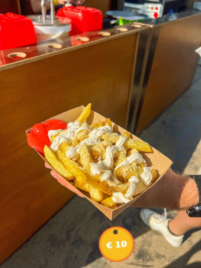 Loaded fries met parmezaan, truffelmayo en extra ketchup van Haute Friture – Fritez