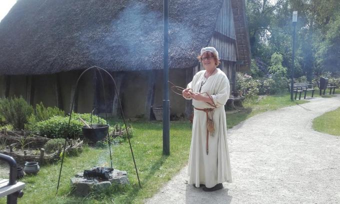 Archeologe Bieke Hillewaert bij het Merovingisch Huis in Sint-Andries.