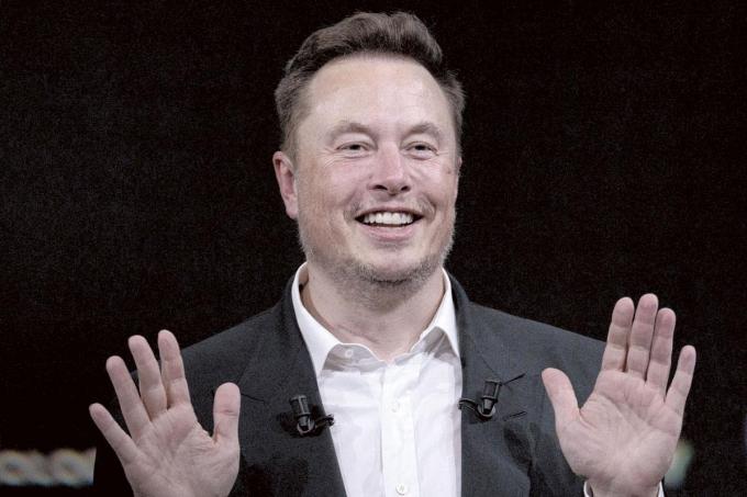A travers Space X, Elon Musk entretient des contacts avec les Russes.