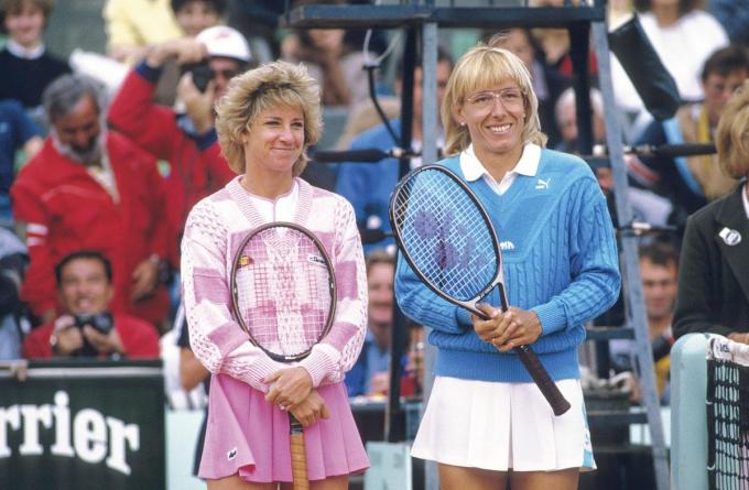 En 1982, Martina Navratilova (à dr.) devient la première femme à accumuler plus d’un million de dollars de gains au cours de sa carrière.