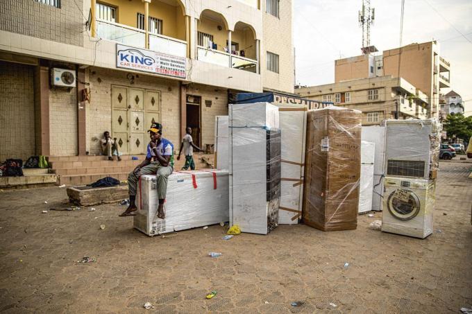 Le dépotoir de l’Occident Face à la forte demande, des conteneurs en provenance d’Europe débarquent chaque semaine à Dakar, remplis de matériaux électriques et électroniques en mauvais état ou inutilisables. Une manière, pour l’Europe et les Etats-Unis, d’éviter un recyclage trop coûteux.
