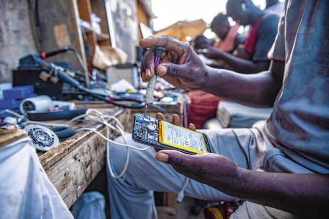 Réparation risquée Une vingtaine de réparateurs du quartier «Salle des ventes», à Dakar, redonne vie aux GSM, casques et télécommandes abîmés qu’on leur apporte. Un système D risqué: ces objets électroniques contiennent des matériaux hautement toxiques.