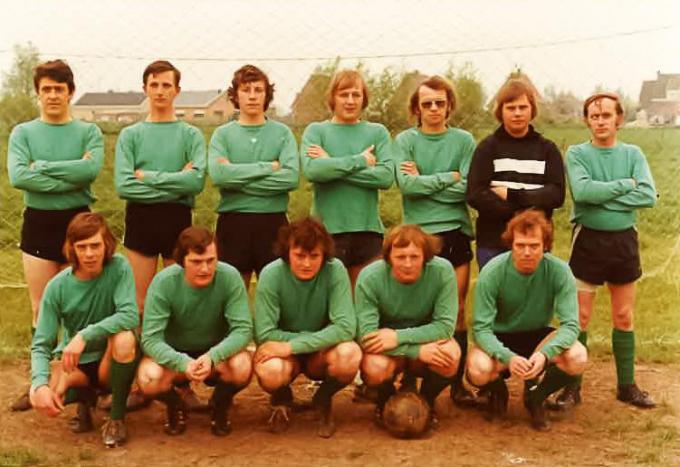 VKSO Zerkegem anno 1973-1974. Deze ploeg speelde toen kampioen in het middenkustverbond liefhebbersvoetbal. Op de foto zien we boven v.l.n.r. Paul Allemeersch (+), Martin Eeckeloo, Raf Vanhoenacker, Roland Vanhessche (+), Freddy Delancker, Frans Schaep en Hugo Maes (medestichter). Onder v.l.n.r. Gilbert Declerck, Norbert Cheyns, Daniel Strubbe (+) en Georges Lievens (medestichter). (repro Davy Coghe)