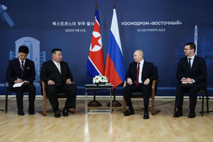 Kim Jung-un en Vladimir Poetin in gesprek. ‘Het is symbolisch voor de groeiende toenadering tussen illiberale staten.’