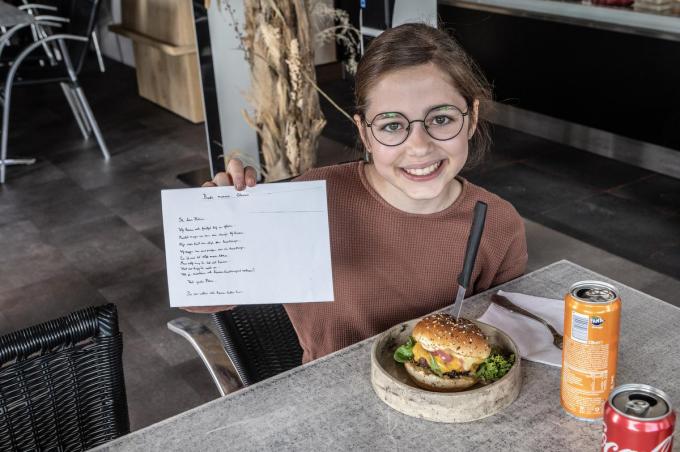 Helena schreef een brief en kreeg er eentje terug van de friturist. Resultaat: een hamburger op kindermaat die de jongedame uit Oekene zich liet smaken.