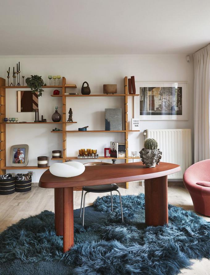 Het meubilair in het kantoorgedeelte in de woonkamer is een collectie van Carolines favorieten o.a. een bureau van Charlotte Perriand.