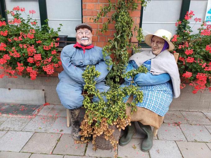 Hopplukkers Jef en Maria aan de woning van Sylvie.