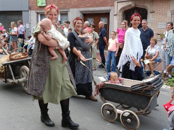 Één van de jongste figuranten was Mona Maes (links op de foto). De kleine meid van vijf maanden jong trok door de Poperingse straten met haar mama Goedele Cappoen (groene jurk), papa Achim Maes en zusjes Ellie en Janne.